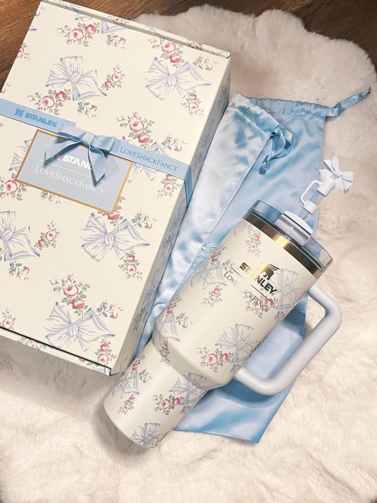 The Stanley X LoveShackFancy Holiday Quencher | 40oz – Rosa Beaux Blue | Premium Box Pack